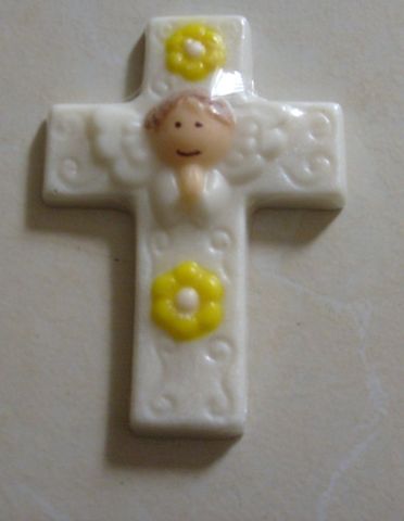 Jabón en forma de cruz con flores amarillas